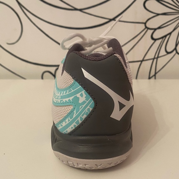 Mizuno volleyball shoes. Size US female 6.5. White/grey/blue - Picture 9 of 12